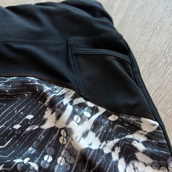 ASICS print graphic capri leggings in size small - Picture 4 of 5